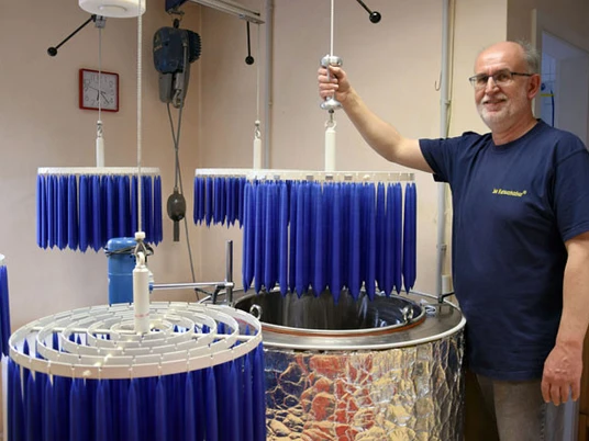 Der Kerzentunker beim Kerzen tunken - © Der Kerzentunker