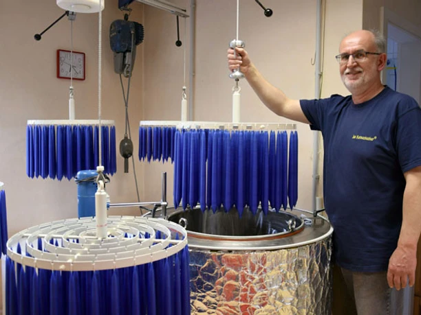 Der Kerzentunker beim Kerzen tunken - © Der Kerzentunker