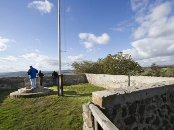Areal_der_Obernburg_auf_dem_Gudensberg