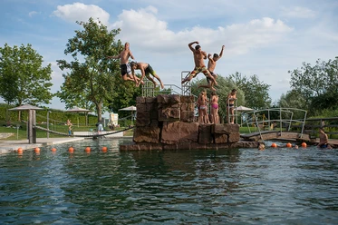 Sprungturm des Freibad Terrano Naturbad Gudensberg