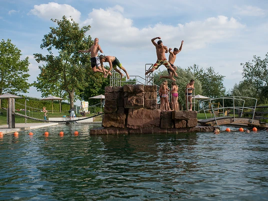 Sprungturm des Freibad Terrano Naturbad Gudensberg