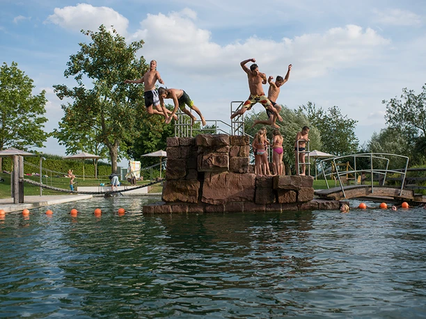 Sprungturm des Freibad Terrano Naturbad Gudensberg