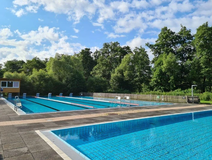 Schwimmer- und Nichtschwimmerbecken