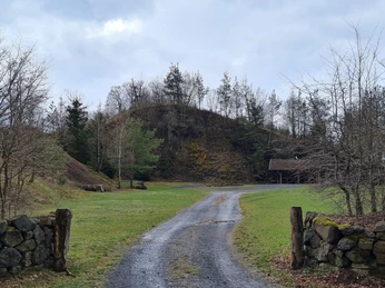 Rastplatz im alten Basaltsteinbruch