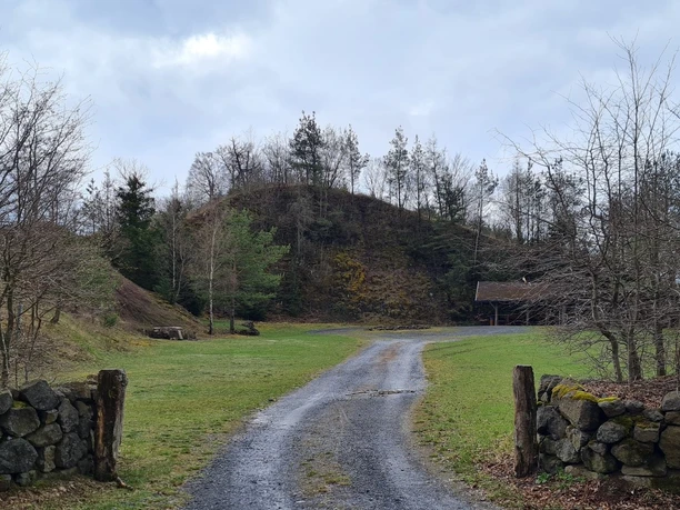Rastplatz im alten Basaltsteinbruch