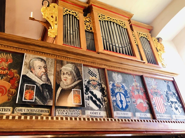 Innenraum der Patronatskirche Hausen