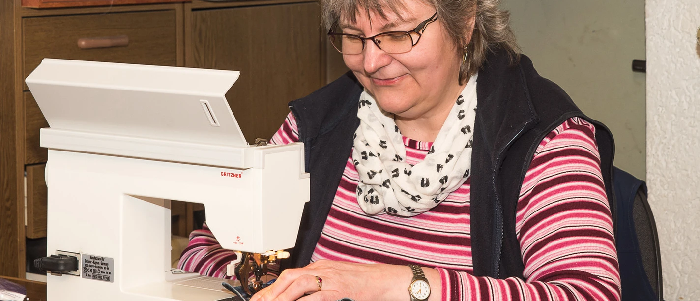 Sylke an der N hmaschine mit Herz klein2