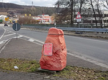 Roter Stein auf der Verkehrsinsel Kirchheim
