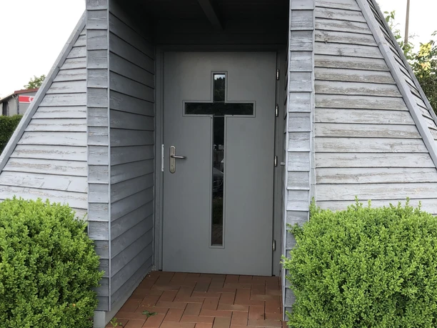 Eingang zur Autohofkapelle Kirchheim