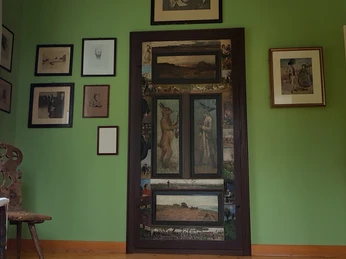 Von Künstlern gestaltete historische Tür im Malerstübchen