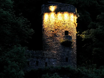 Hugenottenturm-Beleuchtet