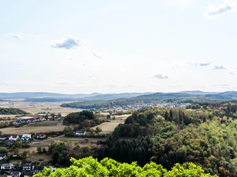 Kellerburg mit Blick Richtung Laisa und Battenberger Festhalle