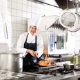Koch bei der Arbeit