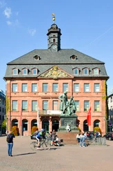 Brüder Grimm Denkmal in Hanau .jpg