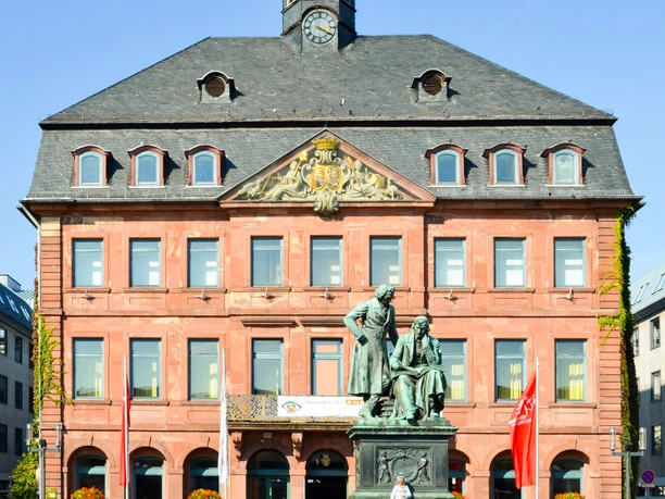 Brüder Grimm Denkmal in Hanau .jpg