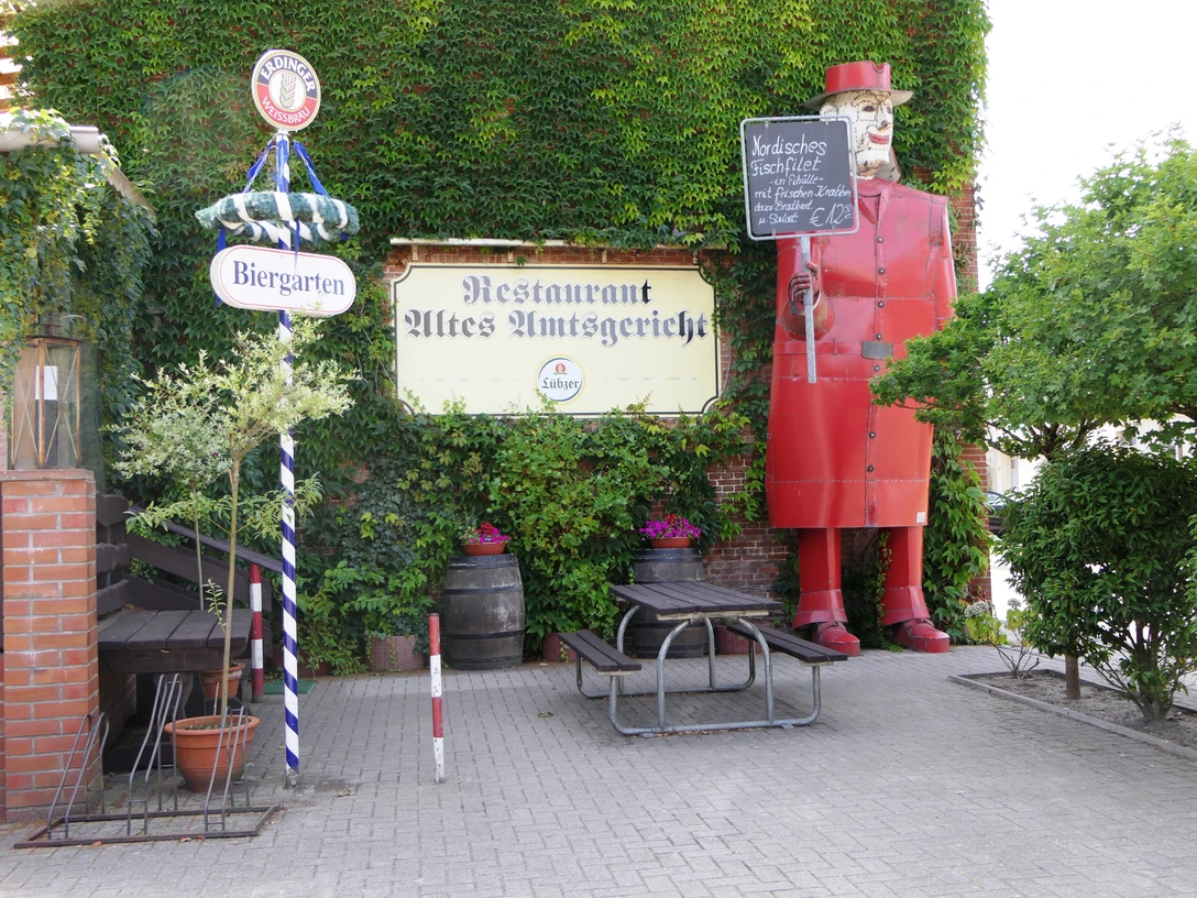 Restaurant_Altes_Amtsgericht_Osten_Aussenansicht_Zugang_Biergarten_BR_SG_Hemmoor.JPG