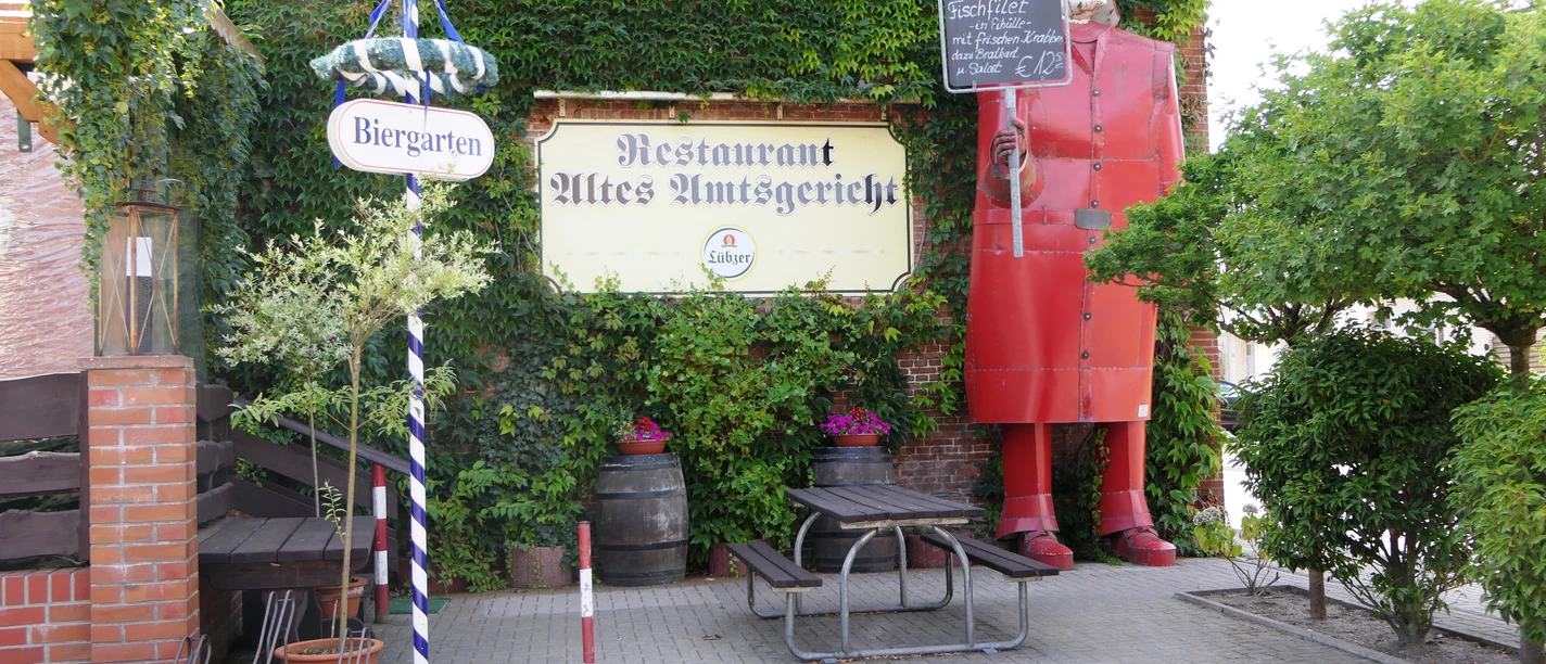 Restaurant_Altes_Amtsgericht_Osten_Aussenansicht_Zugang_Biergarten_BR_SG_Hemmoor.JPG