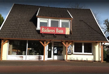 Bäckerei Buss, Rhauderfehn, Ostfriesland Fachwerkhaus mit braunem Dach und großem Schild 'Bäckerei Buss' über dem Eingang