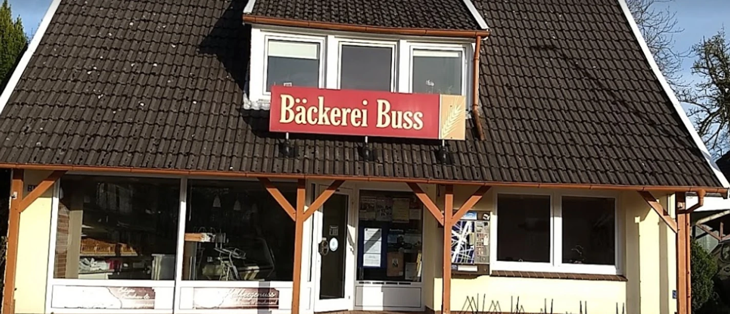 Bäckerei Buss, Rhauderfehn, Ostfriesland Fachwerkhaus mit braunem Dach und großem Schild 'Bäckerei Buss' über dem Eingang