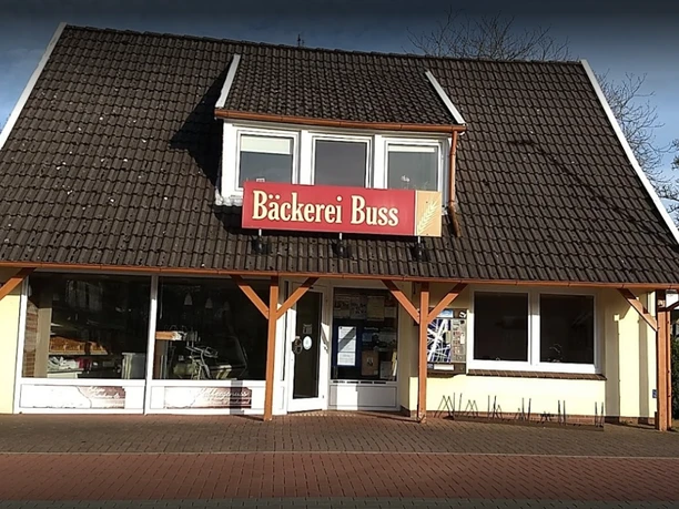 Bäckerei Buss, Rhauderfehn, Ostfriesland Fachwerkhaus mit braunem Dach und großem Schild 'Bäckerei Buss' über dem Eingang