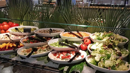 coop-restaurant-interlaken-ost-salate-obst-auswahl.jpg