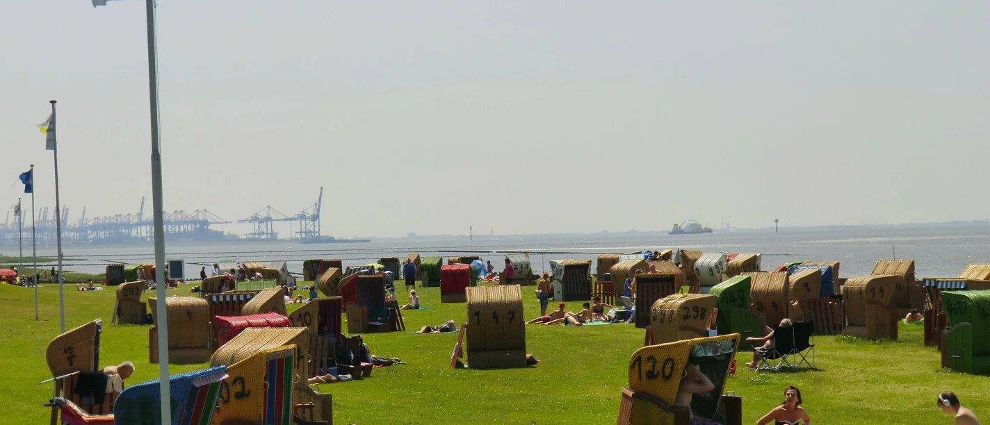 Strandkörbe_Containerhafen_Strand_Wremen-min.JPG