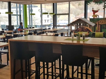 coop-restaurant-interlaken-ost-tische-stuehle-hochtisch.jpg
