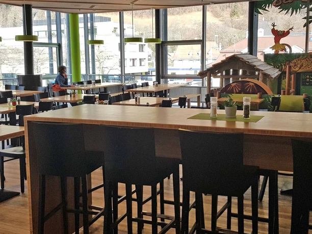 coop-restaurant-interlaken-ost-tische-stuehle-hochtisch.jpg