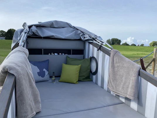 Innenansicht Schlafstrandkorb Dangast Innenansicht Schlafstrandkorb DangastInterior view of sleeping beach chair DangastIndvendigt billede af den sovende strandstol DangastBinnenzicht van slaapstrandstoel Dangast