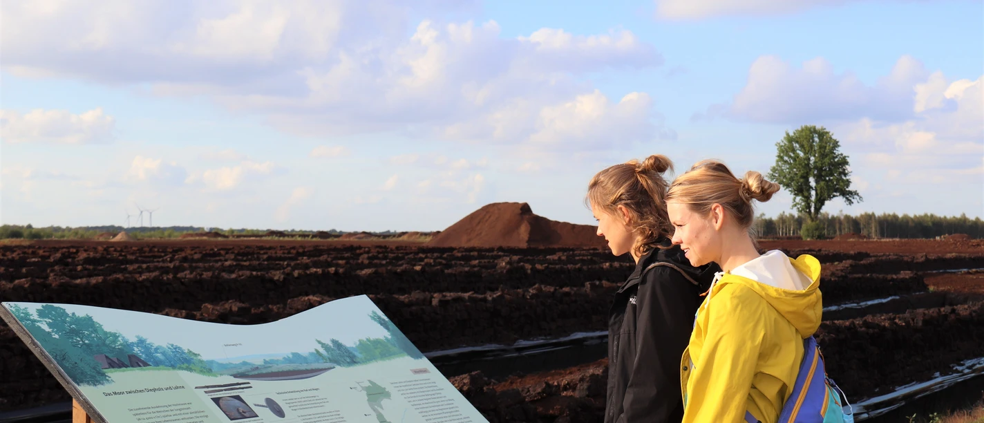 Besucherinnen am Besuchersteg in Aschen