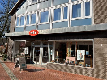 Keramikwerkstatt Luchtmann mit großen Fenstern und liebevoll dekorierten Ausstellungsstücken.