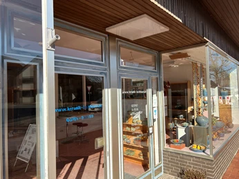 Geschäftseingang einer Keramikwerkstatt mit dekorierten Auslagen und verschiedenen Keramiken.