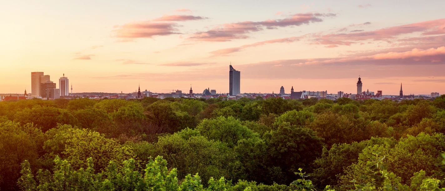 Skyline Leipzig vom Rosental - Grünes Leipzig Blick vom Wackelturm über die Skyline und auf den Park Rosental nahe am Zoo Leipzig, Skyline, Panorama Tower, City-Hochhaus, Freizeit
