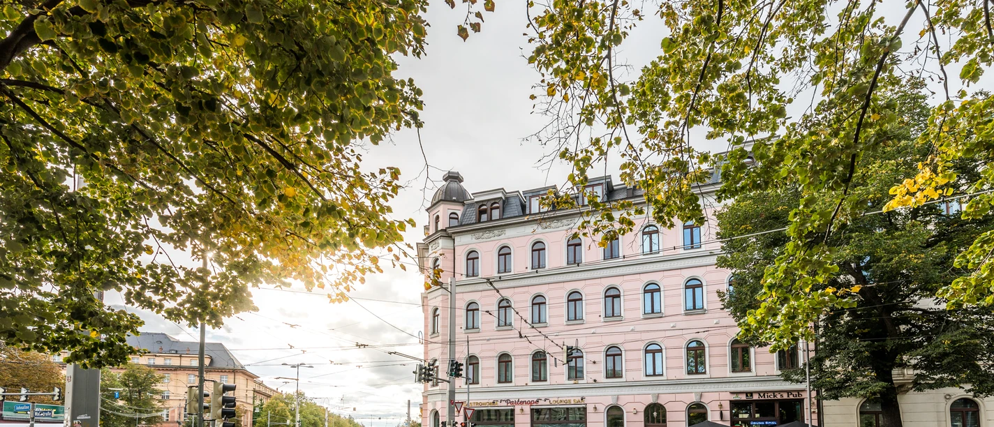 Pohled na lesní náměstí v Lipsku, které se vyznačuje architekturou z období Gründerzeit, kultura, architektura, volný čas