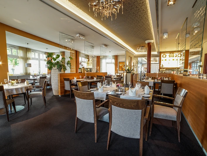 Restaurant Mauritz im Lind Hotel Ein stilvoll eingerichteter Restaurantraum mit elegant gedeckten Tischen und gemütlicher Atmosphäre.