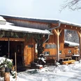 Ottendorfer Hütte im Winter Ottendorfer Hütte im verschneiten Winterwald mit Holzhütte und einladender Veranda.Ottendorf hut in the snowy winter forest with wooden hut and inviting veranda.Chata Ottendorf v zasněženém zimním lese s dřevěnou chatou a příjemnou verandou.Chata Ottendorf w zaśnieżonym zimowym lesie z drewnianą chatą i zachęcającą werandą.Ottendorf hut in het besneeuwde winterbos met houten hut en uitnodigende veranda.Rifugio Ottendorf nella foresta invernale innevata con capanna in legno e invitante veranda.
