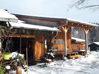 Ottendorfer Hütte im Winter Ottendorfer Hütte im verschneiten Winterwald mit Holzhütte und einladender Veranda.Ottendorf hut in the snowy winter forest with wooden hut and inviting veranda.Chata Ottendorf v zasněženém zimním lese s dřevěnou chatou a příjemnou verandou.Chata Ottendorf w zaśnieżonym zimowym lesie z drewnianą chatą i zachęcającą werandą.Ottendorf hut in het besneeuwde winterbos met houten hut en uitnodigende veranda.Rifugio Ottendorf nella foresta invernale innevata con capanna in legno e invitante veranda.