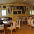 Holzverkleideter Gastraum der Ottendorfer Hütte mit rustikalen Möbeln und gemütlicher Dekoration.Wood-paneled guest room of the Ottendorfer Hütte with rustic furniture and cozy decoration.Dřevem obložený pokoj pro hosty hotelu Ottendorfer Hütte s rustikálním nábytkem a útulnou výzdobou.Wyłożony boazerią pokój gościnny w schronisku Ottendorfer Hütte z rustykalnymi meblami i przytulnym wystrojem.Gastenkamer met houten panelen van de Ottendorfer Hütte met rustieke meubels en gezellige inrichting.Camera per gli ospiti rivestita in legno dell'Ottendorfer Hütte con mobili rustici e decorazioni accoglienti.