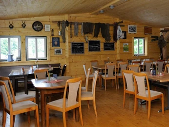 Holzverkleideter Gastraum der Ottendorfer Hütte mit rustikalen Möbeln und gemütlicher Dekoration.Wood-paneled guest room of the Ottendorfer Hütte with rustic furniture and cozy decoration.Dřevem obložený pokoj pro hosty hotelu Ottendorfer Hütte s rustikálním nábytkem a útulnou výzdobou.Wyłożony boazerią pokój gościnny w schronisku Ottendorfer Hütte z rustykalnymi meblami i przytulnym wystrojem.Gastenkamer met houten panelen van de Ottendorfer Hütte met rustieke meubels en gezellige inrichting.Camera per gli ospiti rivestita in legno dell'Ottendorfer Hütte con mobili rustici e decorazioni accoglienti.