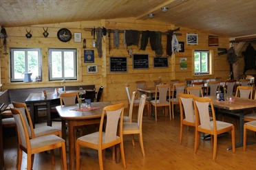 Ottendorfer Hütte Gastraum Holzverkleideter Gastraum der Ottendorfer Hütte mit rustikalen Möbeln und gemütlicher Dekoration.