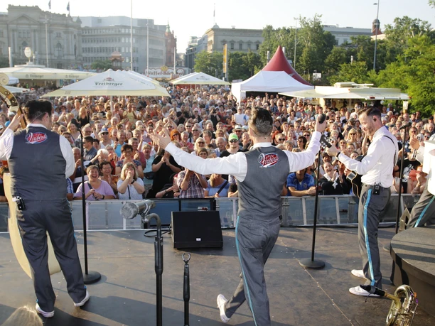 0R6A6953.JPG Musikband performt vor großer Menschenmenge bei einem Open-Air-Konzert.