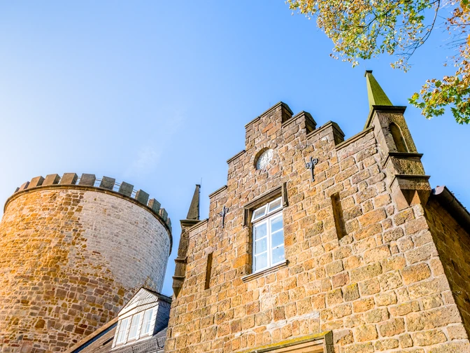 Turm der Burg Ravensberg mit Nebengebäude