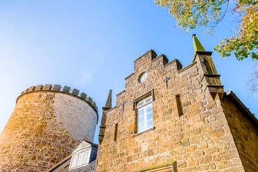 Burg Ravensberg.jpg Turm der Burg Ravensberg mit Nebengebäude