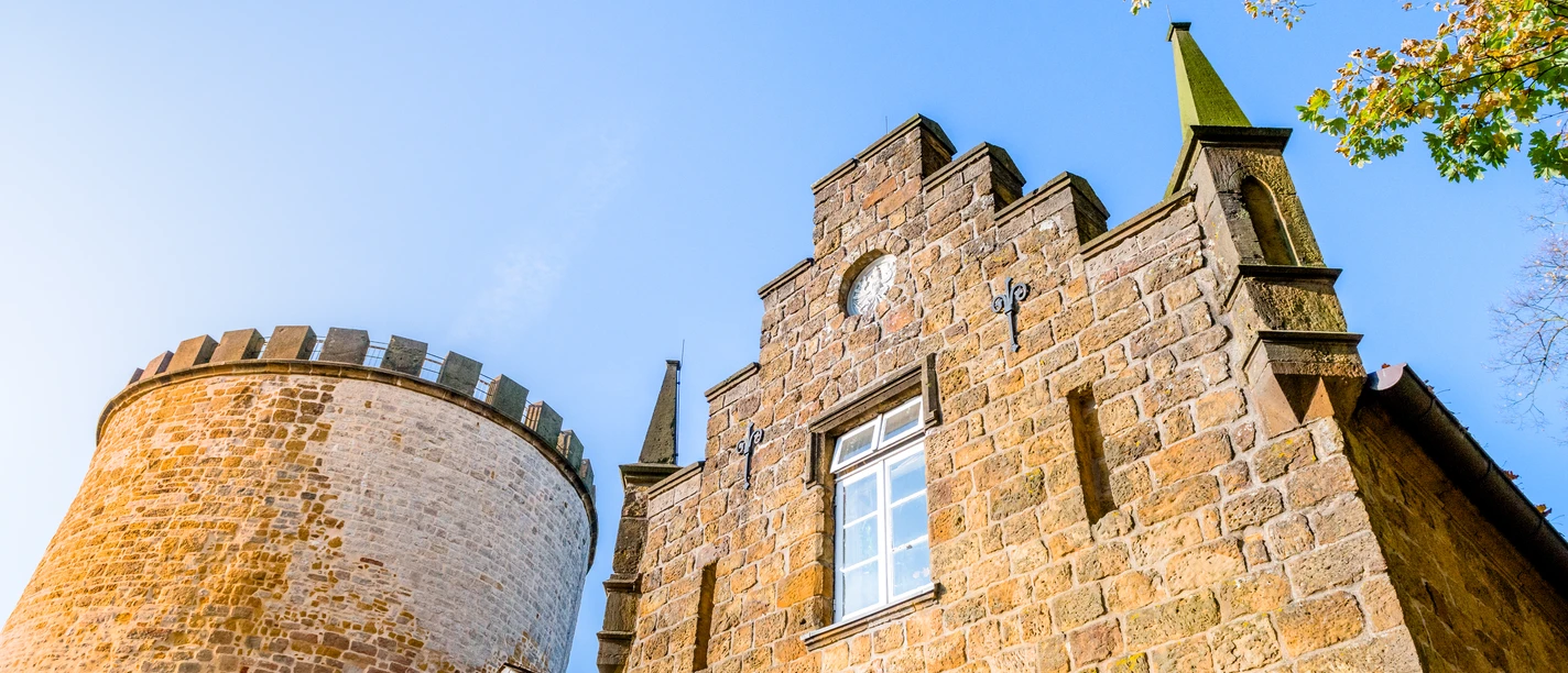 Burg Ravensberg.jpg Turm der Burg Ravensberg mit Nebengebäude