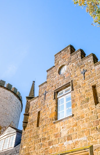 Burg Ravensberg.jpg Turm der Burg Ravensberg mit Nebengebäude
