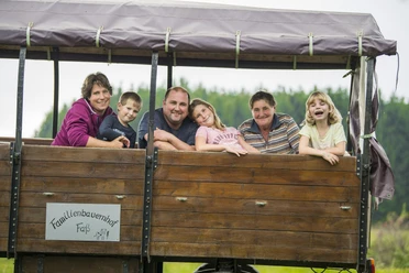 Planwagenfahrt auf dem Familienbauernhof Fass Planwagenfahrt auf dem Familienbauernhof Fass
