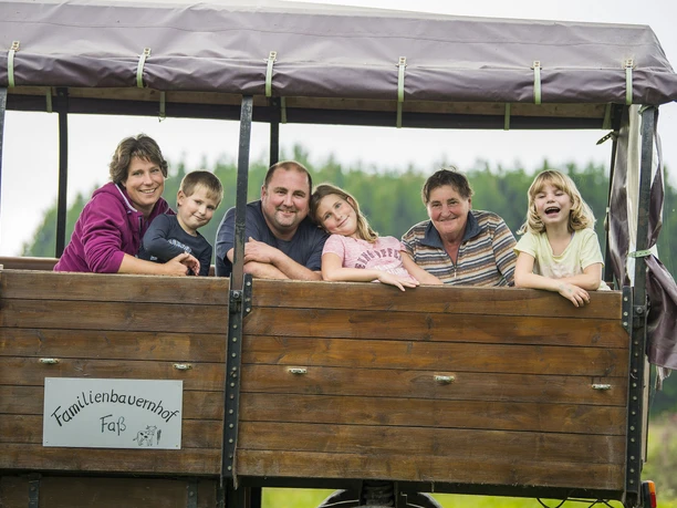 Planwagenfahrt auf dem Familienbauernhof Fass Planwagenfahrt auf dem Familienbauernhof Fass