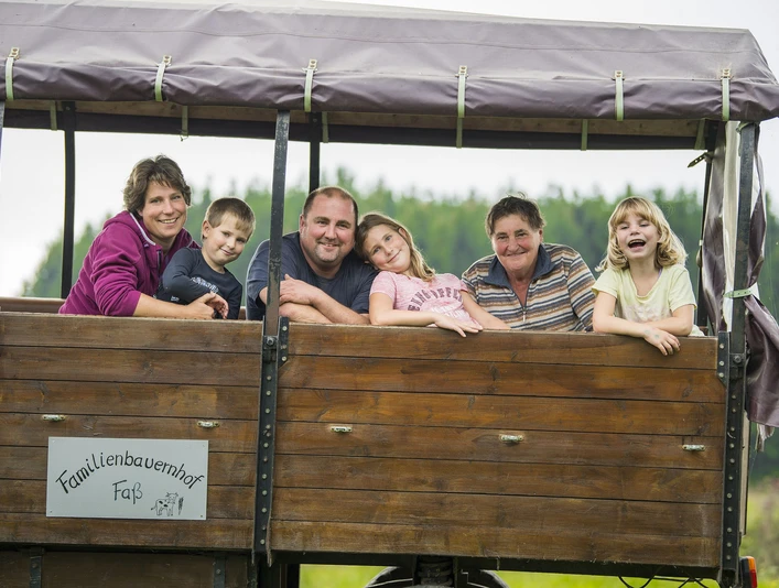 Planwagenfahrt auf dem Familienbauernhof Fass Planwagenfahrt auf dem Familienbauernhof Fass