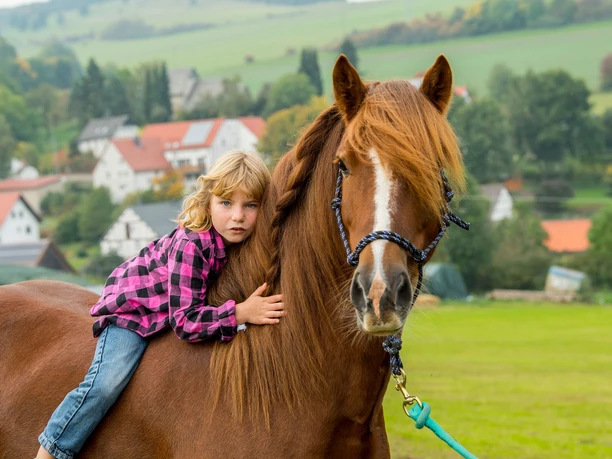 Mädchen auf einem Pferd auf dem Familienbauernhof Fass Mädchen auf einem Pferd auf dem Familienbauernhof Fass