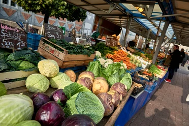 wochenmarkt-gemuesestand.jpg Gemüsestand auf dem Wochenmarkt
